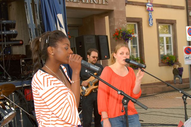Vallyfly et Laura Kress-Kriegel avec le groupe EVASION